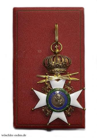 Sachsen-Coburg und -Gotha, Sachsen-Ernestinischer Hausorden (2. Modell), Komturkreuz mit Schwertern am Ring, im Verleihungsetui