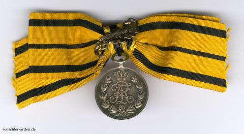 Sachsen, Friedrich-August-Medaille in Silber mit der Spange, für Frauen (1. Form) 