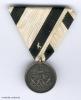 Preußen, Kriegerverdienstmedaille (2. Modell), an weiß-schwarzem Dreiecksband